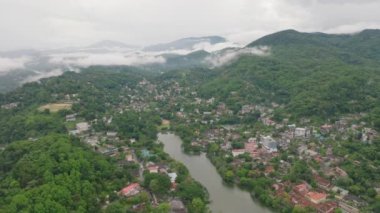 Kandy, Sri Lanka 'nın havadan görünüşü, manzaralı bir göl, yemyeşil tepeler, ve canlı şehri çevreleyen sisli bir ortam, ünlü Asya seyahat merkezi..