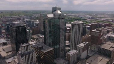 Kansas şehrinin gökdelen manzarası şehir merkezindeki gökdelenleri ve şehir manzarasını gösteriyor. Şehirler, modern mimari ve hareketli atmosferi ön plana çıkarıyor
