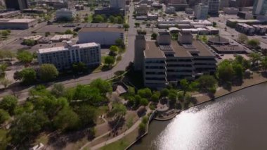 Wichita 'nın dinamik şehir manzarası, mimarisi, parkları ve nehir kıyısını gözler önüne seriyor. Kentsel gelişim ve seyahat promosyonları.