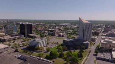 Wichitas şehir merkezinin kuş bakışı görüntüsü, Epic Center ve şehir manzarası gibi çağdaş binaları güneşli bir zemine karşı vurguluyor..