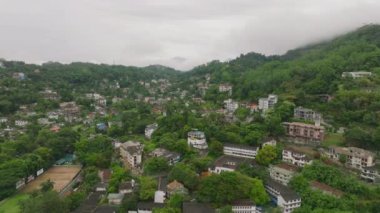 Kandy 'nin canlı yeşilliği ve şehir manzarası havadan bakıldığında Sri Lanka. Bu Asyalı cennetinin verimli tropikal güzelliği ve yoğun bitki örtüsü.
