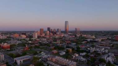 Günbatımında Oklahoma City 'nin hava manzarası, şehir merkezindeki gökyüzü ve anahtar yapıları vurguluyor..