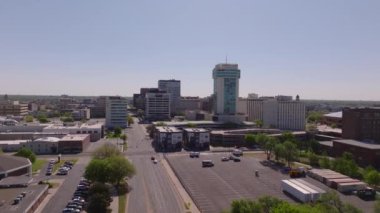 Güneşli bir günde Wichita, Kansas şehir merkezinin havadan görünüşü şehrin merkezindeki şehir binalarını ve caddeleri gösteriyor..