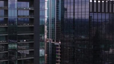 Austin şehir merkezindeki modern yüksek binaların havadan görünüşü, basamaklı bir kulenin ön cephesinde panoramik teraslar var. Şehir mimarisi ve şehir manzarası.