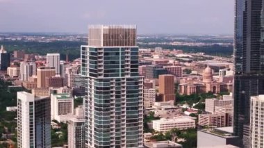 Austin şehir merkezinin gökyüzü büyüleyici bir hava manzarası. Açık mavi gökyüzüne karşı yüksek binalar ve şehir manzarası.