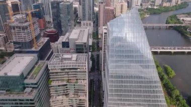 185. Blok ile Austin şehir merkezinin hava görüntüsü gökdelen, vinç ve Colorado nehri arkaplanı, kentsel büyümeyi vurguluyor..