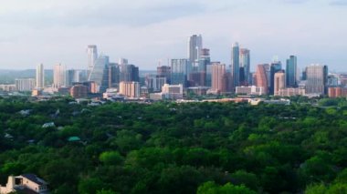 Austin 'in canlı şehir manzarası modern gökdelenlerin ve Teksas başkentinin yemyeşil bir karışımını sergiliyor..