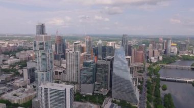Austin, Teksas şehir merkezinin havadan görünüşü modern ufuk çizgisini ve Colorado Nehri 'ni sergiliyor ve çarpıcı bir şehir manzarası yaratıyor..