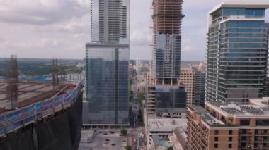 Austin, Teksas 'taki kentsel gelişimin havadan görüntüsü. İnşaat vinçleri ve gökdelenler şehir merkezindeki büyümeyi ve modern mimariyi gösteriyor..