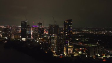 Dinamik gece vakti gökyüzü Austins 'in gökyüzü manzarası parlayan şehir ışıklarını ve canlı şehir manzarasını yakalıyor..
