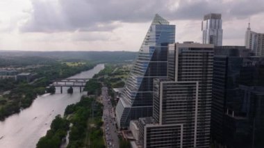 Austin, Teksas 'taki çağdaş binaların ve Colorado Nehri' nin üzerinden manzara, doğal bir zemin ile şehir yapılarına zıt..