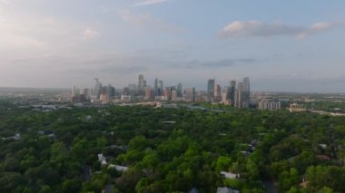 Günbatımında modern Austin silueti, kentsel gelişim ve doğal güzelliğin yemyeşil ve yüksek binalarla harmanlanmış karışımını sergiliyor..