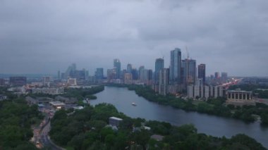 Austins gökyüzü bulutlu bir gökyüzünün altında yüksek binalar ve Colorado nehrinin yer aldığı ufuk çizgisi. Şehrin kentsel güzelliği..
