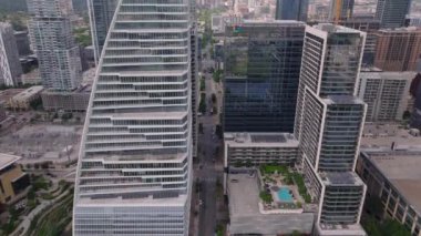 Austin şehir merkezinin enerjik enerjisi, hareketli caddeleri ve 185. Blok gibi modern gökdelenleri yakalıyor..