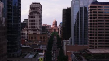 Austin şehir merkezinin modern gökdelenler ve hareketli şehir caddeleriyle çevrili ikonik Teksas eyalet başkentinin hava görüntüsü..