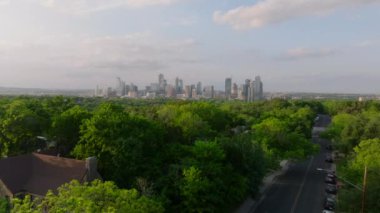 Austin, Teksas 'taki kentsel ve doğal manzaraların karışımı bu hızla büyüyen Amerikan şehrinde doğa ve altyapının karışımını vurguluyor..