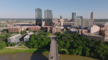 Fort Worth, Texas şehir merkezinin havadan görünüşü, güzel bir parkın üzerindeki şehir siluetini ve Tarrant County Court 'u yakalıyor..