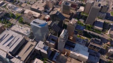 Şehir merkezinde kurumsal gökdelenler, sokaklar ve şehir mimarisinin yer aldığı Oklahoma City şehir merkezinin hava manzarası..