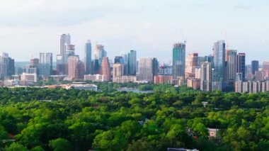 Austins 'in hava manzarası modern binalar ve açık bir gökyüzü altında yemyeşil. Şehir mimarisi bu canlı şehirde doğal güzelliklerle karşılaşır..