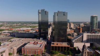 Fort Worths gökdelenleri ve hareketli ambiyanstan oluşan modern mimarisini vurgulayan gökyüzü manzarası..