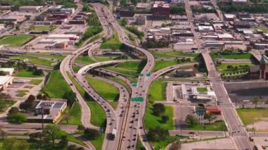 Kansas City 'nin havadan görünüşü karmaşık otoyol kavşağı, şehir altyapısını ve yeşil alanları gösteriyor. Ulaşım, şehir planlaması ve emlak projeleri için mükemmel.