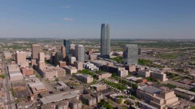 Gökyüzü görüntüsü, açık bir günde Oklahoma City 'nin yüksek binaları ve kentsel manzarasını gözler önüne seriyor..