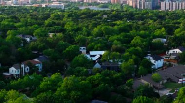 Austin ufuk çizgisinin ve yeşil mahallenin havadan görünüşü kentsel büyümeyi ve yemyeşil çevreyi vurguluyor. Emlak ve şehir planlama kavramı.