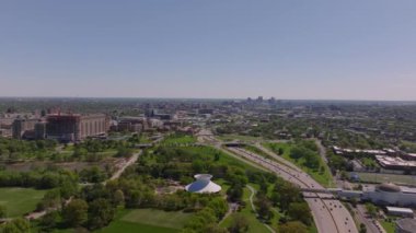 Dinamik hava manzarası yemyeşil parkları, ikonik binaları ve Kansas şehrinin kentsel yayılmasını gösteriyor.