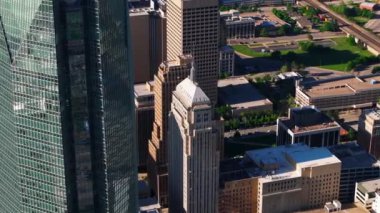 Oklahoma City şehir merkezinde cam, çelik gökdelenler ve şehir manzarasıyla hava manzarası. Şehir mimarisi ve hareketli şehir merkezi.