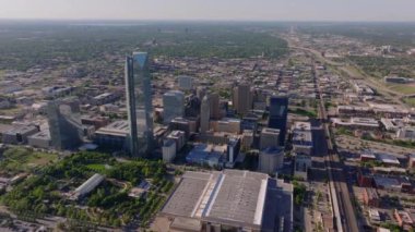 Oklahoma City 'nin modern mimarisi ve şehir manzarası açık bir günde göz kamaştırıcı gökyüzünü yakalıyor..
