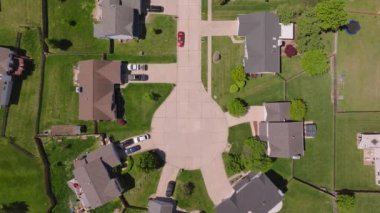 Rahat evleri, bakımlı bahçeleri ve sakin caddeleri olan sakin bir Amerikan banliyösünün büyüleyici hava perspektifi..