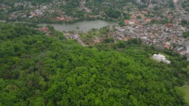 Kandy 'nin havadan görünüşü, yemyeşil Sri Lanka, dingin bir göl ve bir dağ zeminine karşı kentsel alan.