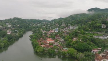 Kandy 'nin resimli şehrini keşfedin, Sri Lanka yukarıdan. Tarihi mimarinin, yemyeşil tepelerin ve huzurlu bir nehrin karışımına bakın..