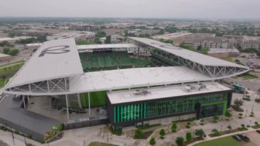 Austin 'deki modern bir stadyumun havadan görünüşü mimarisini ve şehir manzarasını gözler önüne seriyor, spor mekanlarını ve futbol sahalarını gözler önüne seriyor..