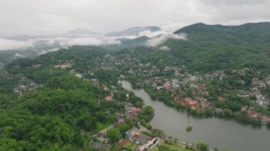 Kandy, Sri Lanka 'nın nefes kesici hava manzarasını, bereketli manzaraları, dingin bir gölü ve yemyeşil tepeler ve sisli dağlarla çevrili bir şehri keşfedin..