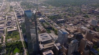 Devon Kulesi ve Oklahoma City şehir merkezi yukarıdan ufuk çizgisi. Mimarlık, şehir hayatı ve seyahat projeleri için ideal.