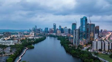 Austin, Teksas 'ta günden geceye dönüşüm. Hiperlapse, Amerikan şehirlerini modern ufuk çizgisi ve sakin nehri sergiliyor, kentsel güzelliğin özünü yakalıyor.
