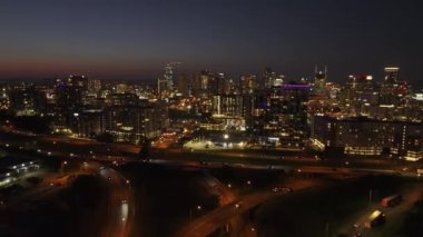Kuş bakışı bakınca Nashville 'ler hayat dolu bir gece hayatı. Arka plandaki şehirlerin parlak ışıklarına ve geceleri canlanan işlek sokaklara bakın..