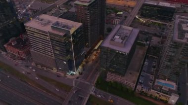 Gün batımında Nashville şehir merkezinden, gökdelenleri ve şehre giden otoyolun trafiğiyle dolu bir kavşağı aydınlatıyor. Nashville, Tennessee, ABD, 10 Nisan 2024