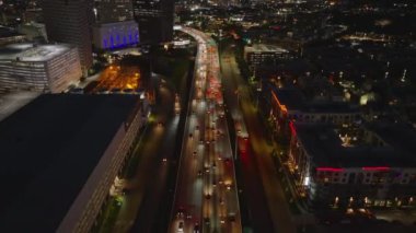 Canlı şehir ışıkları ve Houston otobanının hareketli trafiği ile çarpıcı hava görüntüleri şehre giriş çıkışları aydınlatıyor..