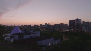 Şafak vakti Nashvilles 'in sakin hava manzarası şehrin kentsel manzarasını parlak bir günde loş bir gökyüzüne karşı sergiliyor..