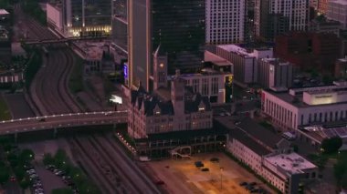 Alacakaranlıkta Union İstasyonu Nashville 'in nefes kesen hava manzarası ikonik tarihi binasını, parıldayan şehir ışıklarını ve hareketli şehir manzarasını vurguluyor. Nashville, Tennessee, ABD, 10 Nisan 2024