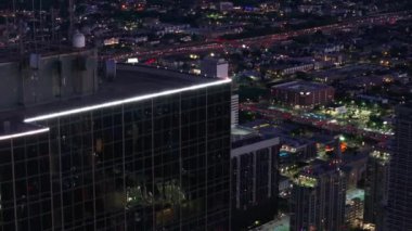 Houston şehir merkezinin dinamik şehir manzaralı, gökdelenlerin çatısı arka planda, hareketli sokaklar büyüleyici bir şehir manzarası oluştururken,.