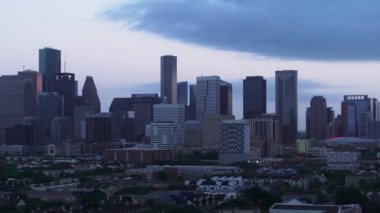 Şafak vakti Houston, Teksas 'ın dinamik şehirlerinde gökyüzü ve simgeler güneş doğmadan önce değişen bulutlara karşı aydınlanır..