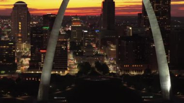 St. Louis 'in hava manzarası, gündoğumunda Missouri, ışıkların kentsel manzarayı aydınlattığı ikonik geçit kemeri ve canlı şehir manzarası. St. Louis, Missouri, ABD, 10 Nisan 2024