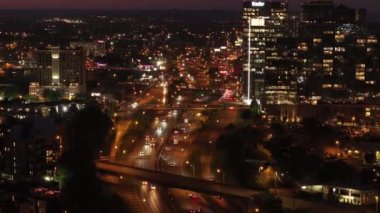 Nashville 'deki otoyolda yoğun bir trafik var. Geceleri gökdelenlerin altından şehre giden caddeleri ve arabaları görebiliyoruz. Nashville, Tennessee, ABD, 10 Nisan 2024
