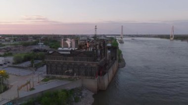 Günbatımında St. Louis 'de hava perspektifinden eski bir sanayi santrali. Mississippi Nehri, köprü ve ufuk çizgisi bu tarihi yer için çok güzel bir zemin oluşturuyor. St. Louis, Missouri, ABD