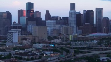 Şehir merkezindeki sakin şafak ışığı Houstons sembolik gökdelenlerini, şehir planlarını ve eyaletler arası 45 numaralı trafiği gözler önüne seriyor..