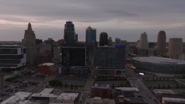 Kansas şehir merkezinin alacakaranlıktaki hava manzarası şehir manzarasında ikonik binalar ve şehir ışıkları sergileniyor. Emlak, turizm ve mimari projeler için mükemmel. Kansas City, Kansas, ABD