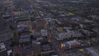 Günbatımında New Orleans şehir merkezinin havadan görünüşü, şehrin mimarisini, sokaklarını ve yüksek bir bakış açısıyla canlı şehir manzarasını sergiliyor..